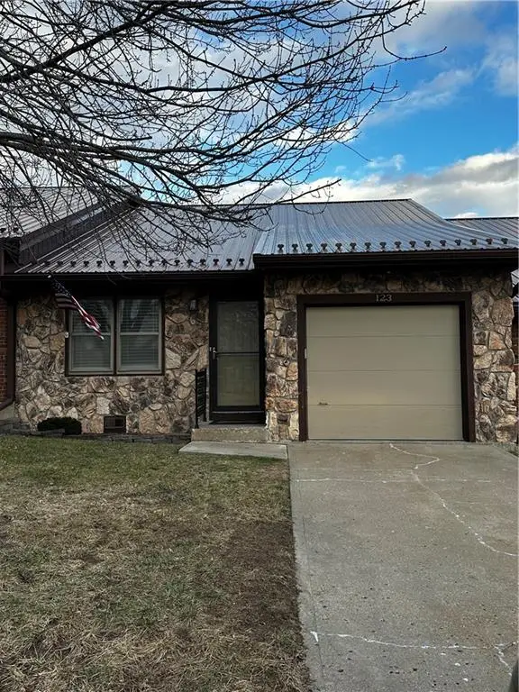 123 N Ryans Way, St Joseph, MO 64506