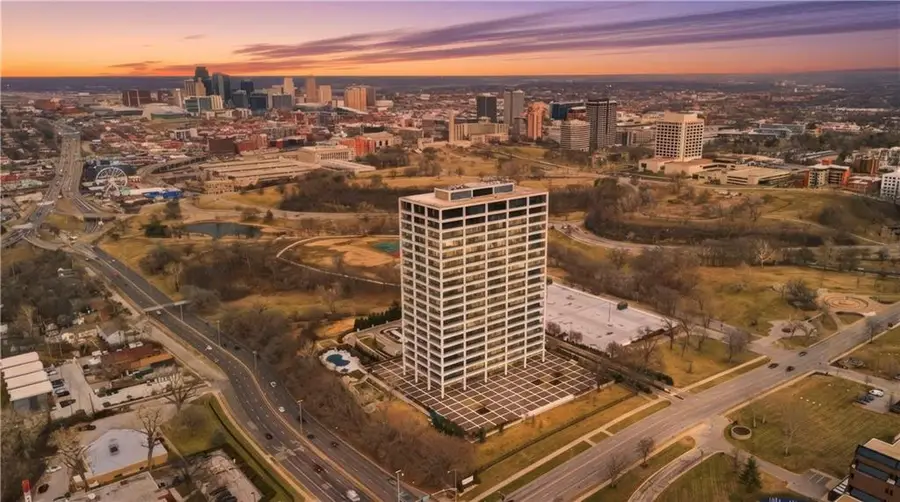 700 W 31st Street #1502, Kansas City, MO 64108 - #2