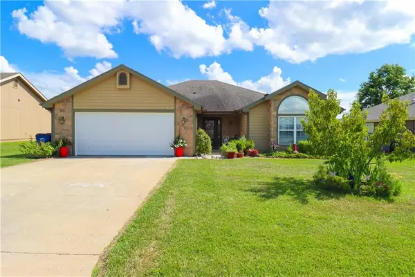 329 W 26th Lane, Eudora, KS 66025