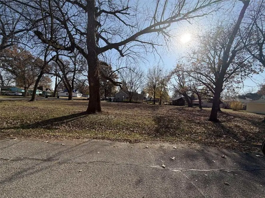 325 N Delaware Avenue, Columbus, KS 66725 - Image #2
