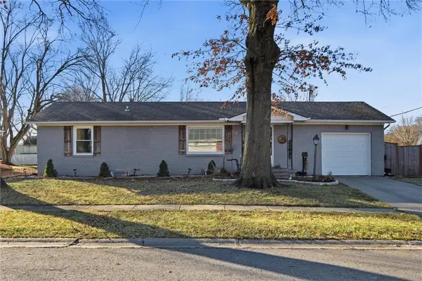 113 W Apache Lane, Gardner, KS 66030