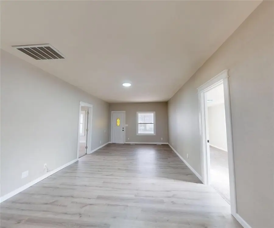 425 N Washington Street, Nevada, MO 64772 - #3