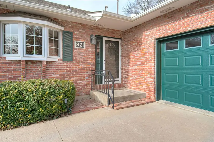 921 S Denman Avenue, Chanute, KS 66720 - Image #2