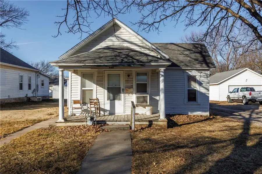 623 N 6th Street, Fredonia, KS 66736 - #2