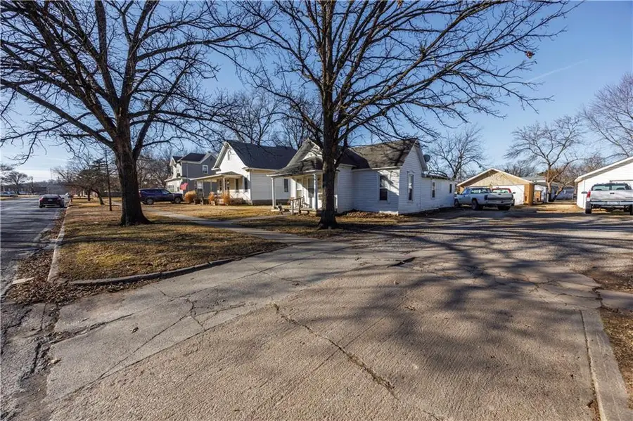 623 N 6th Street, Fredonia, KS 66736 - #3