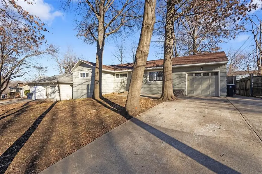 11413 Spring Valley Road, Kansas City, MO 64134 - Image #2