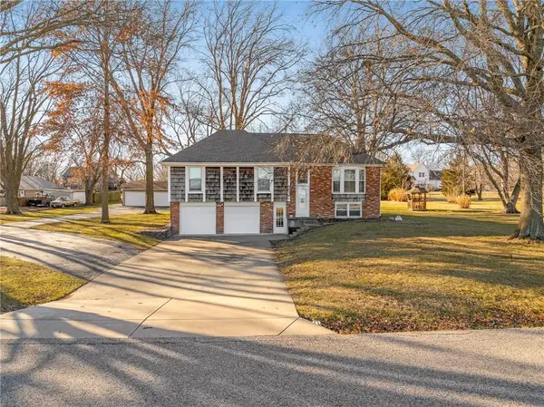 8636 Cedar Niles Road, Lenexa, KS 66227