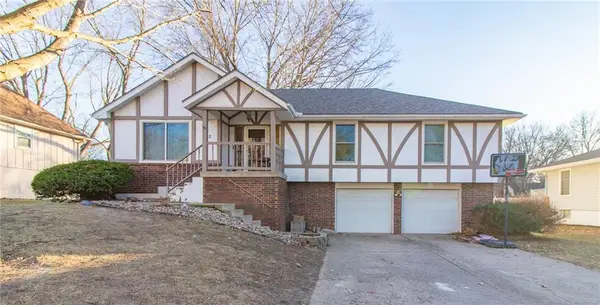 212 SE Mount Vernon Drive, Blue Springs, MO 64014