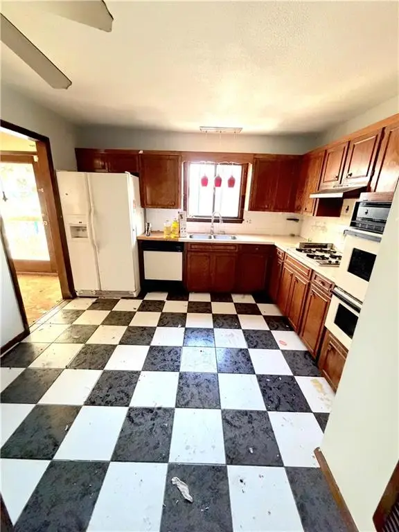 8021 Brookside Circle, Kansas City, KS 66109 - Image #2