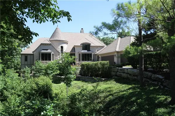 10504 S Highland Lane, Olathe, KS 66061