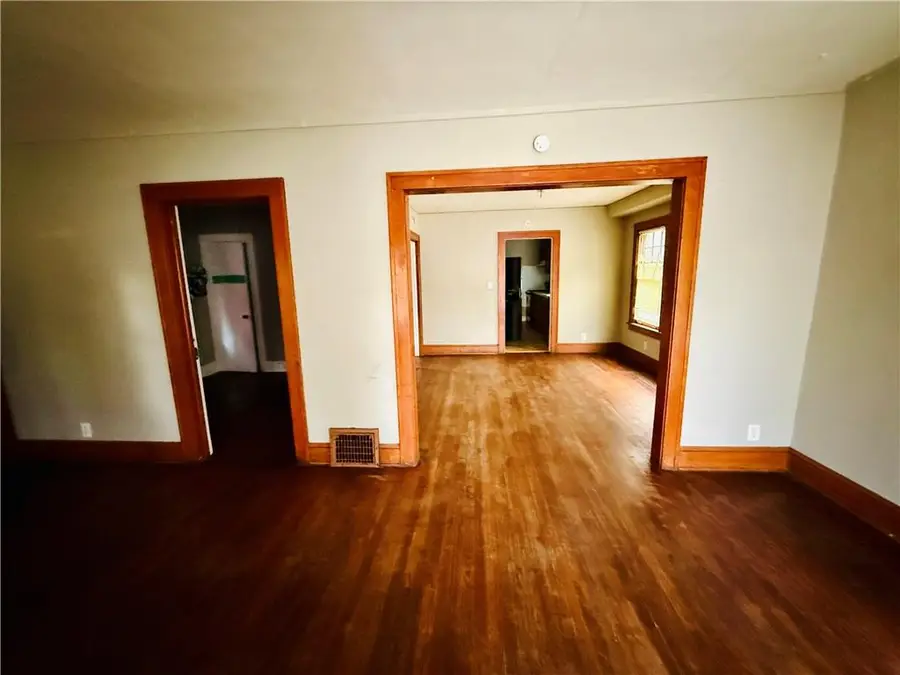 1508 E 49th Terrace, Kansas City, MO 64110 - #3