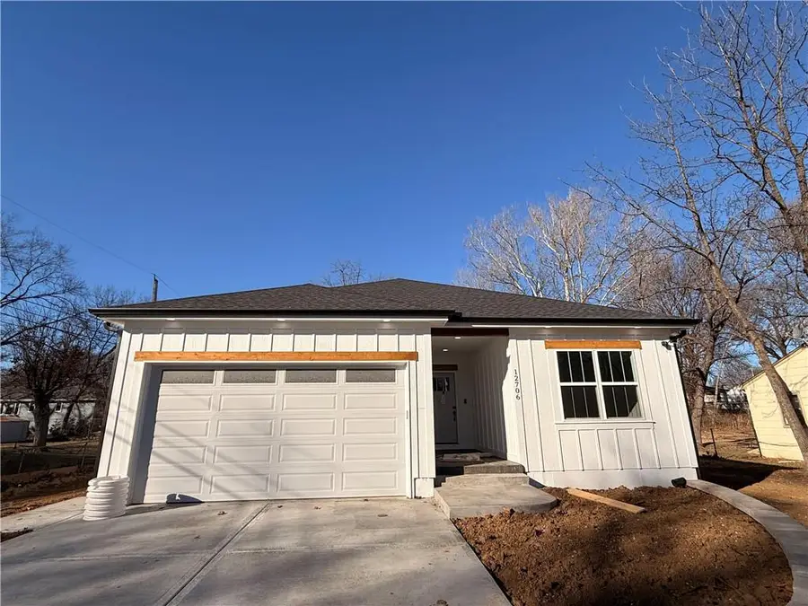 12706 10th Street, Grandview, MO 64030 - #2