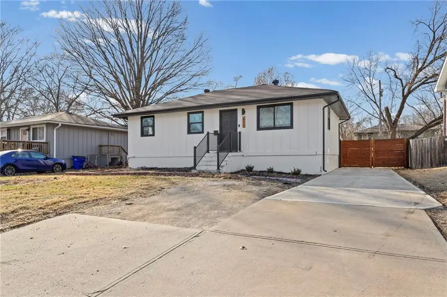 613 N Lincoln Street, Olathe, KS 66061 - #2