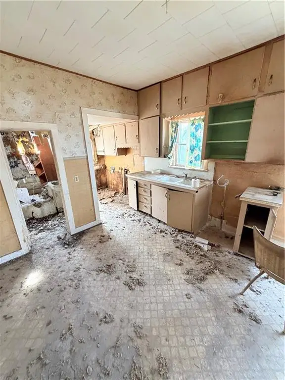 210 N 4th Street, Iola, KS 66749 - #2