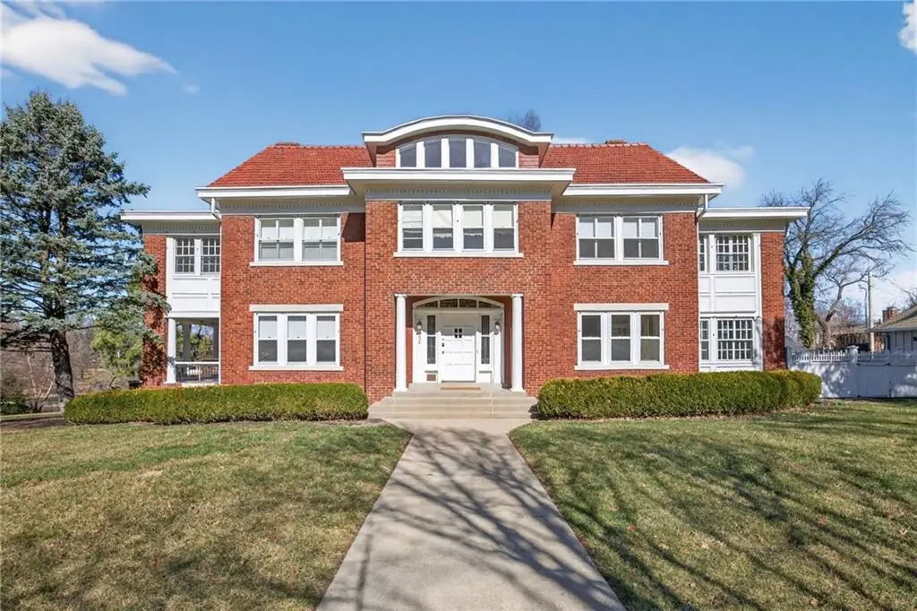 234 W 53rd Terrace, Kansas City, MO 64112 - #1