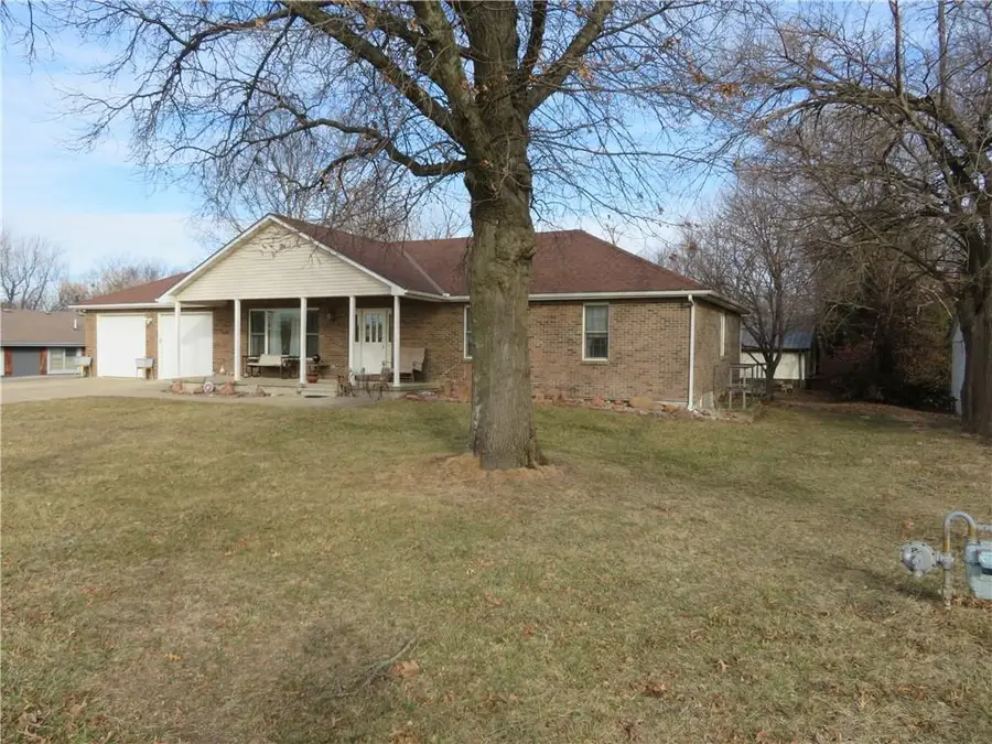 302 W Cynthia Street, McLouth, KS 66054 - #2