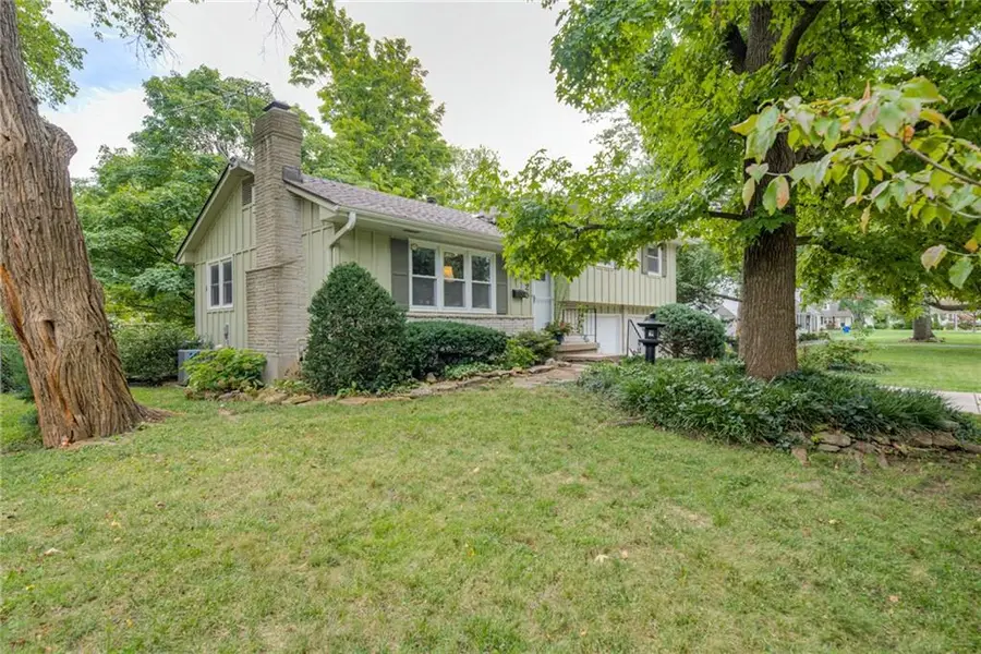 7925 Colonial Drive, Overland Park, KS 66204 - #2