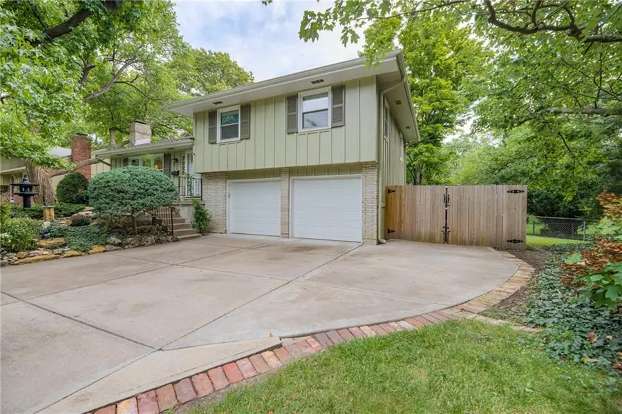 7925 Colonial Drive, Overland Park, KS 66204 - #3