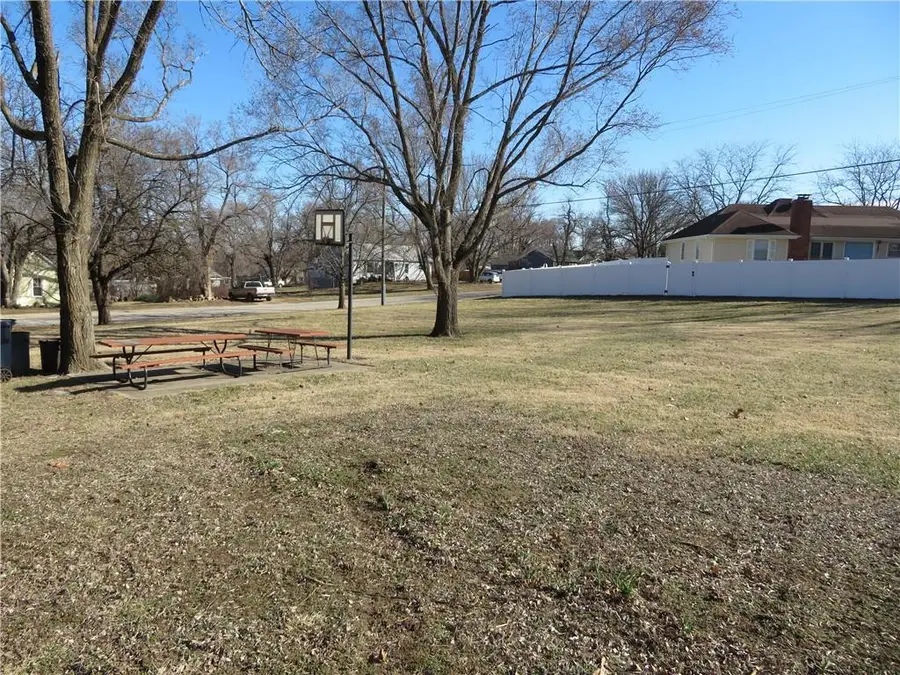 202 Delaware Street, Oskaloosa, KS 66066 - #3