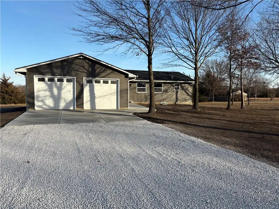 31179 Metcalf Road, Louisburg, KS 66053 - Image #2