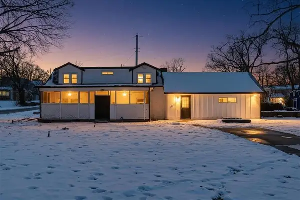 4859 NW Waukomis Drive, Northmoor, MO 64151