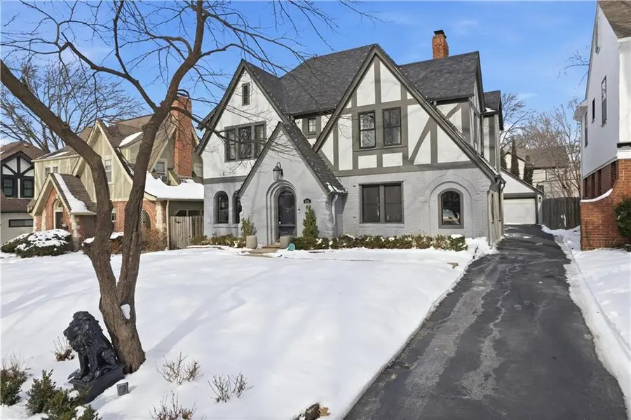 808 W Gregory Boulevard, Kansas City, MO 64113 - #2