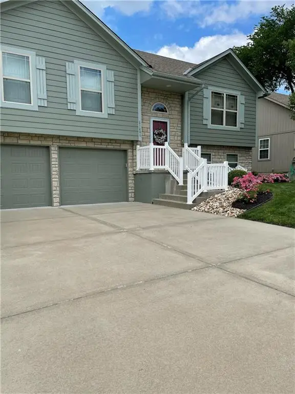 21206 North Pointe Drive, Peculiar, MO 64078