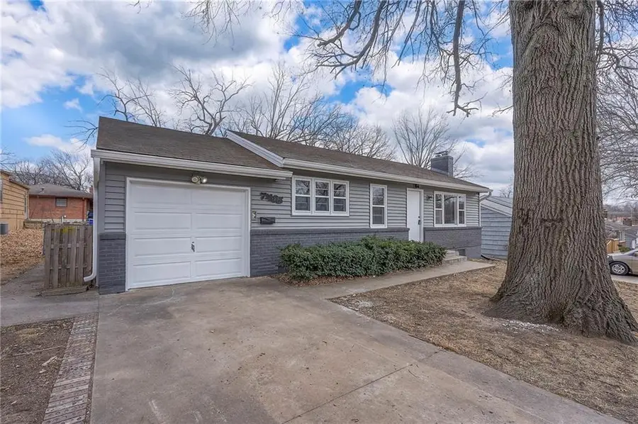 7405 Glenwood Lane, Overland Park, KS 66204 - Image #2