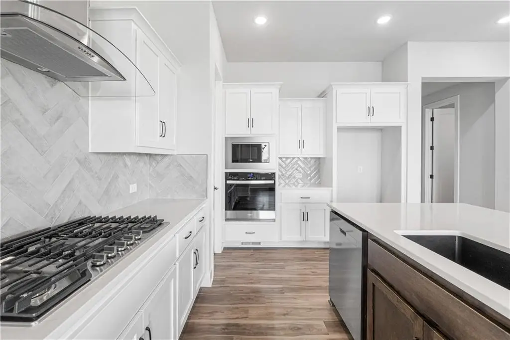 1583 Grayhawk Drive, Basehor, KS 66007 - Image #1