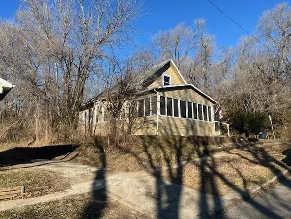 2502 S 15th Street, St Joseph, MO 64503