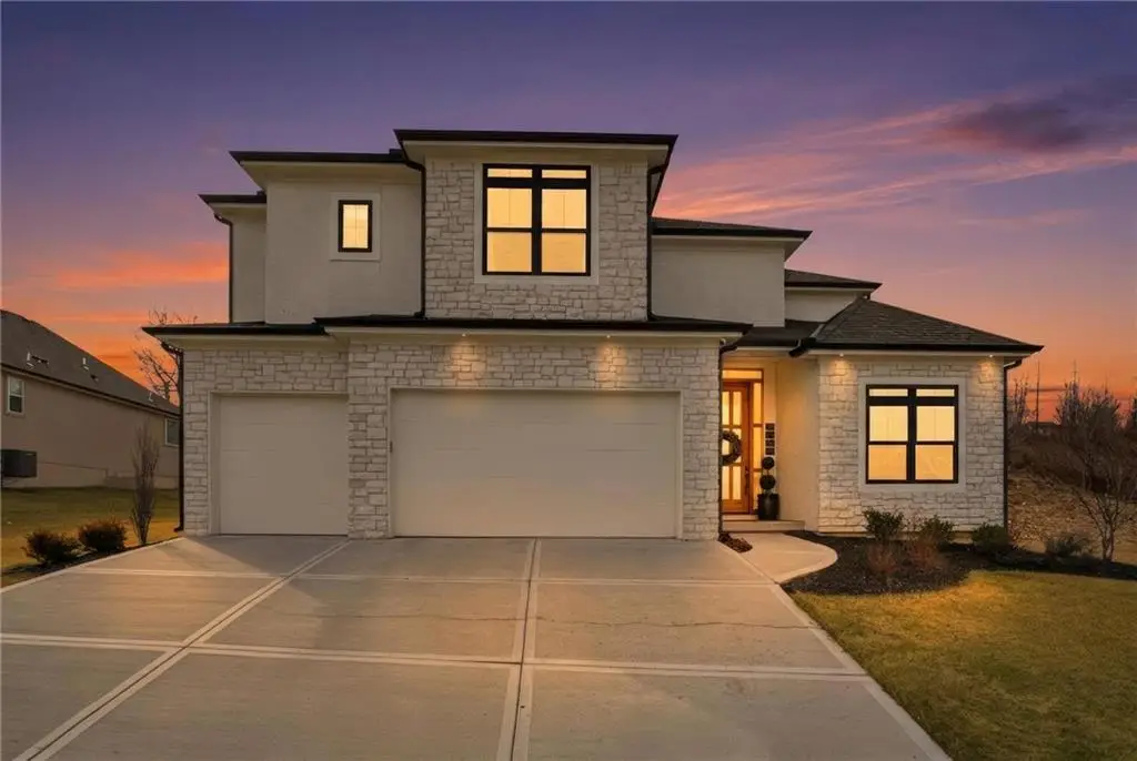 5852 S National Drive, Parkville, MO 64152 - #1