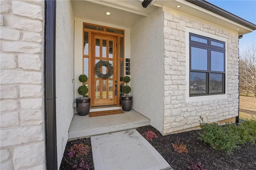 5852 S National Drive, Parkville, MO 64152 - #3