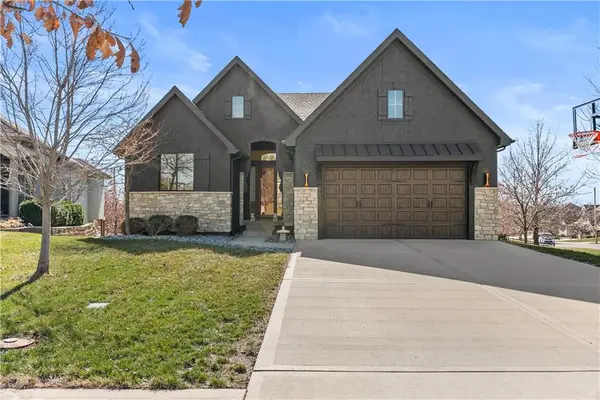 1600 NE Woodland Shores Circle, Lee's Summit, MO 64086