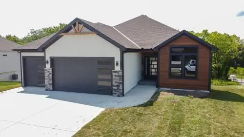 700 Blackhawke Drive, Smithville, MO 64089