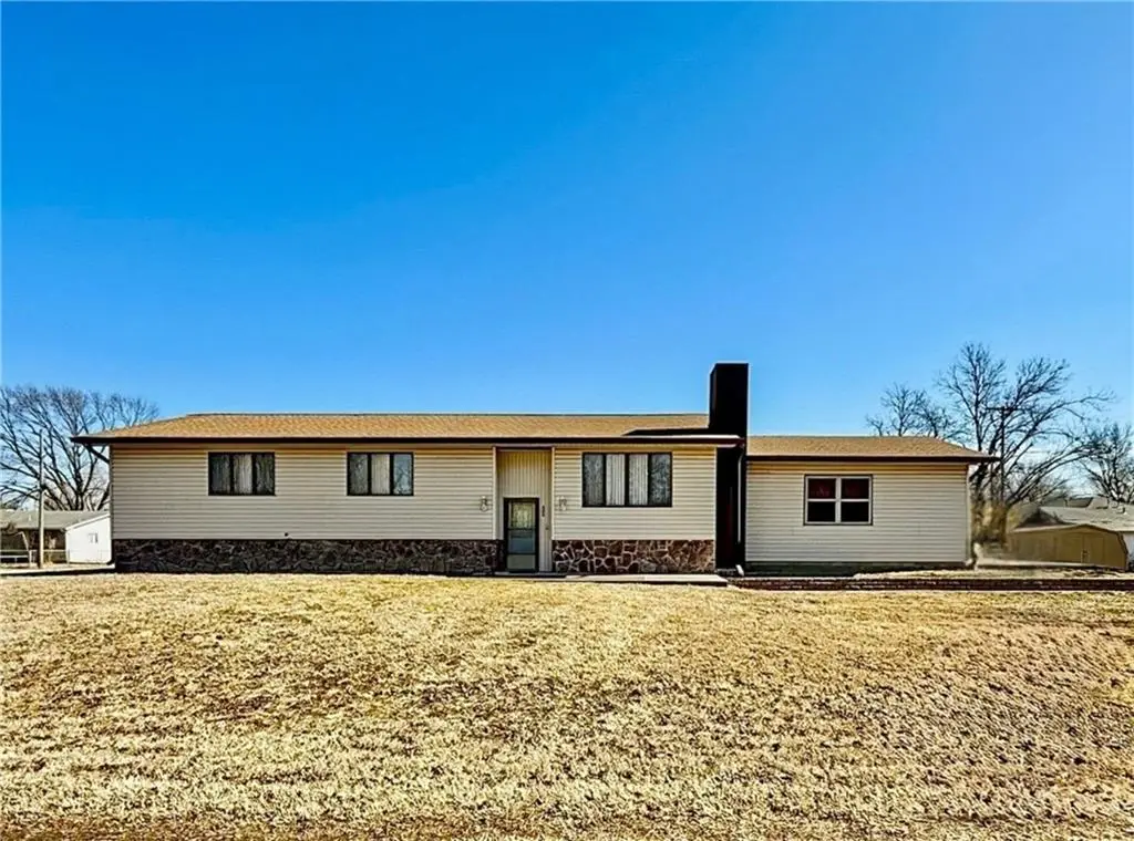 205 S Traster Street, Altamont, KS 67330 - #1