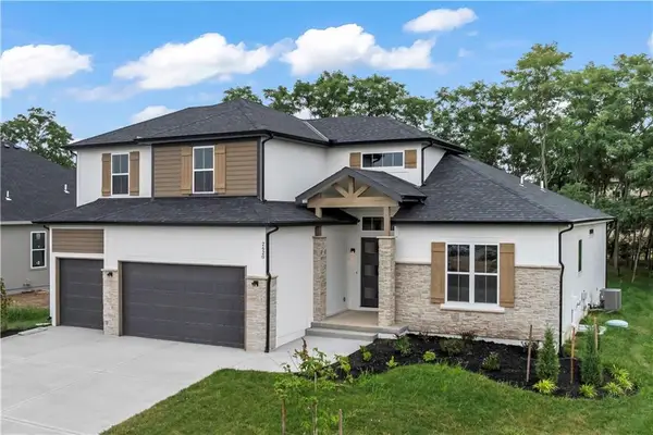 2505 NE Woodland Oak Circle, Lee's Summit, MO 64086