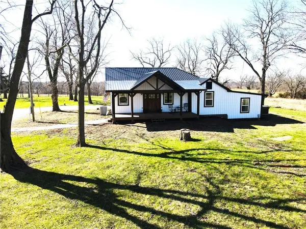 786 NW 100th Road, Centerview, MO 64040