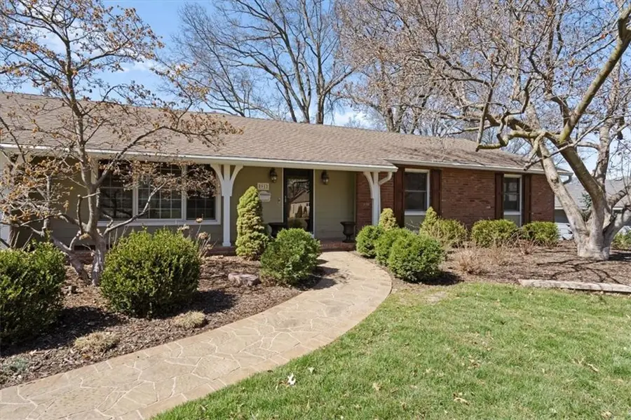 8912 Mohawk Lane, Leawood, KS 66206 - #3