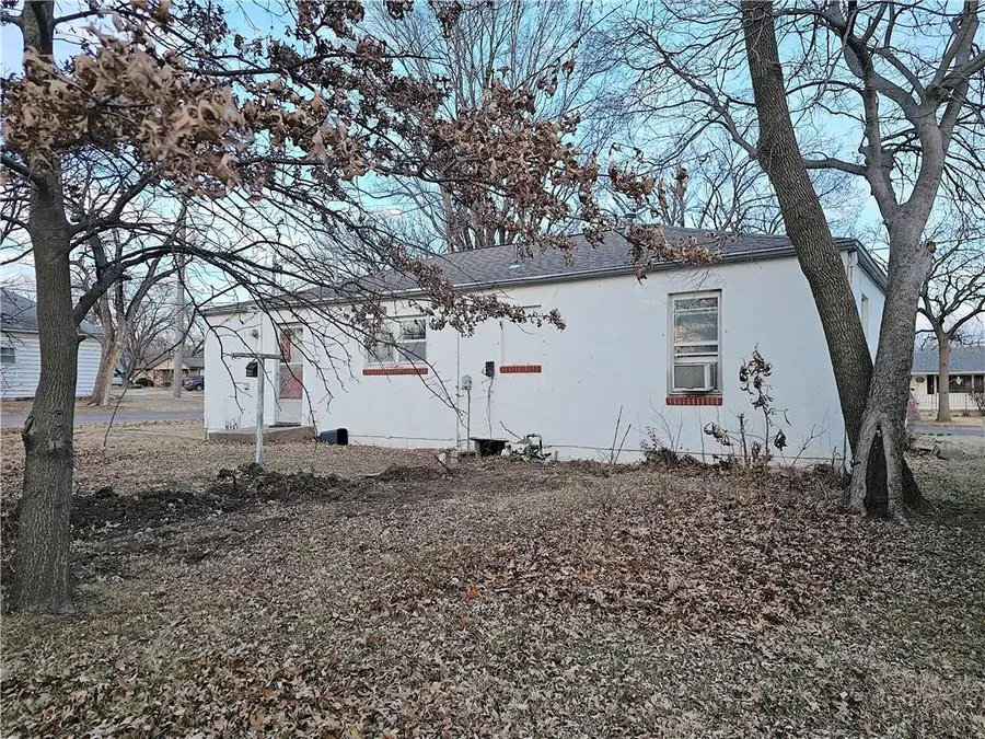 522 N Kentucky Street, Iola, KS 66749 - #3