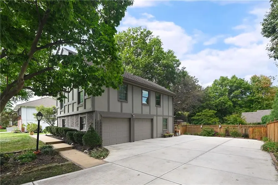 2418 W 71st Terrace, Prairie Village, KS 66208 - #3