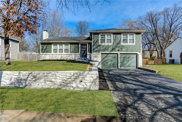 5704 W 100 Th Terrace, Overland Park, KS 66207