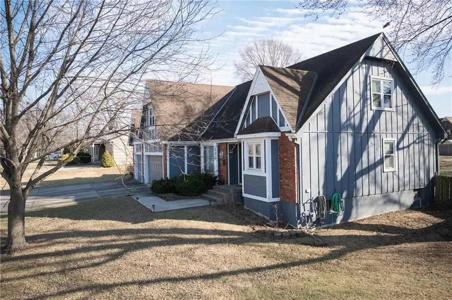 601 E 107th Terrace, Kansas City, MO 64114 - #3