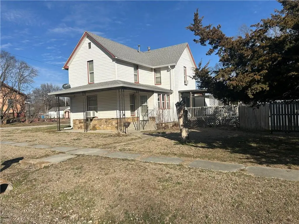 822 N Washington Avenue, Chanute, KS 66720 - #1