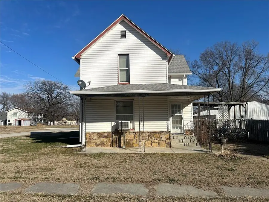 822 N Washington Avenue, Chanute, KS 66720 - #2