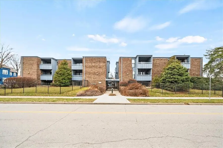 4056 Warwick Boulevard #12, Kansas City, MO 64111 - #2