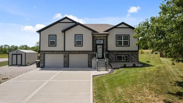 3102 Katy Trail Drive, Harrisonville, MO 64701
