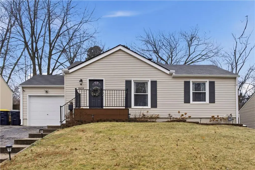 8654 Sleepy Hollow Road, Kansas City, MO 64114 - #1