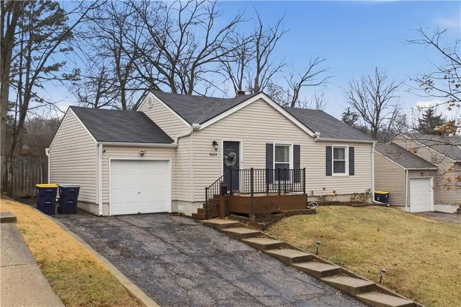 8654 Sleepy Hollow Road, Kansas City, MO 64114 - #2