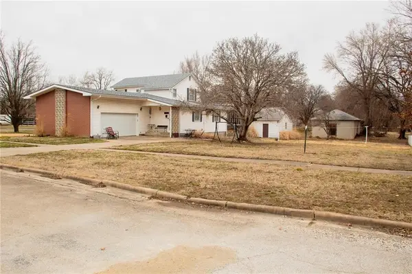 203 E Butler Street, Yates Center, KS 66783