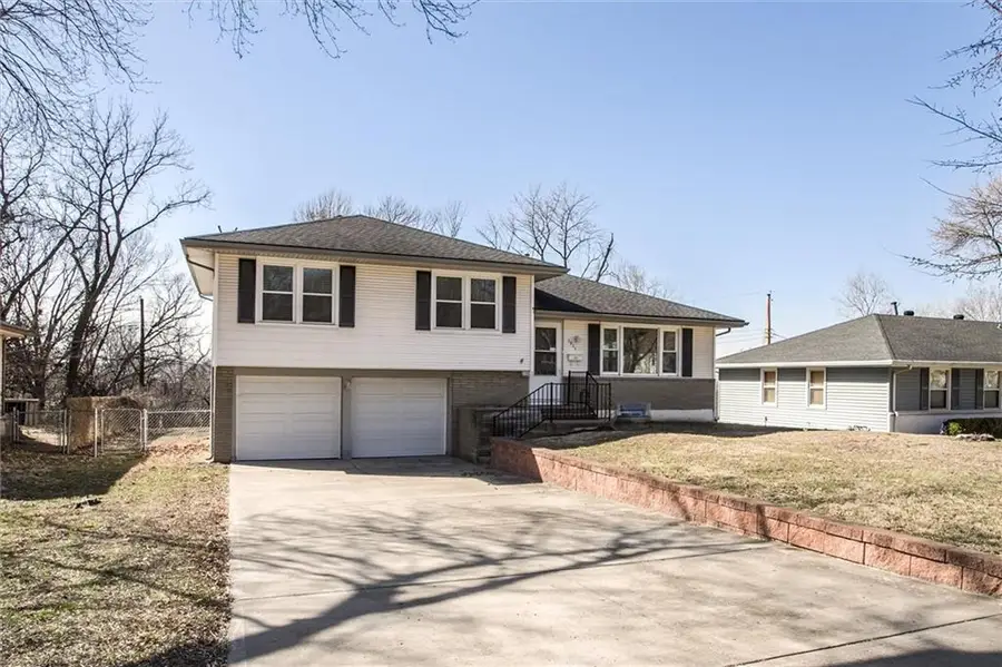 1911 E 28th Avenue, North Kansas City, MO 64116 - #2